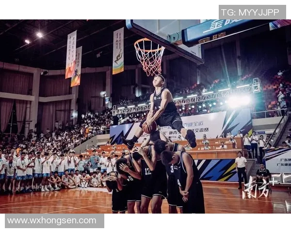 足球球星跨界篮球技艺探秘他们在篮球场上的表现如何